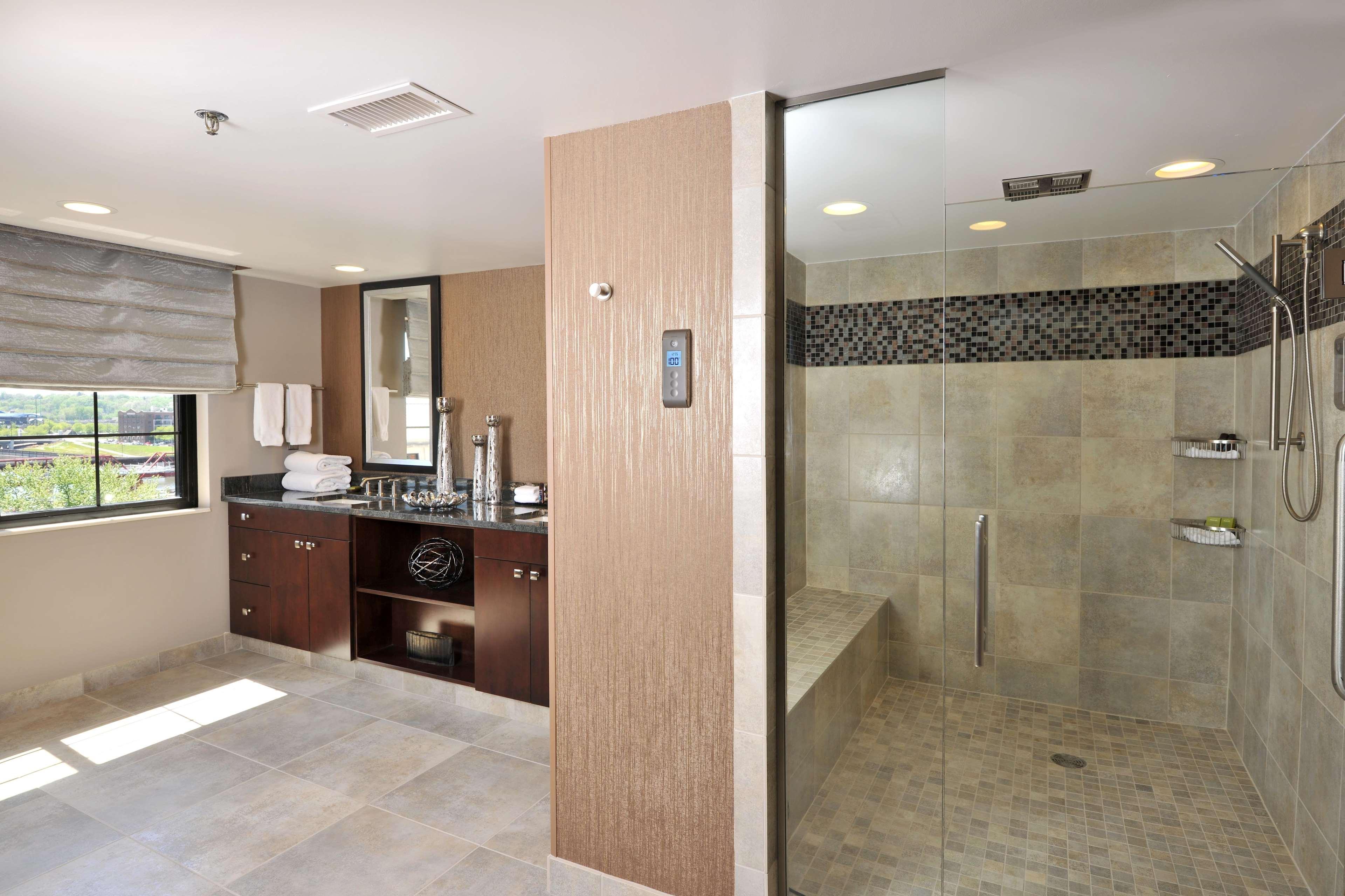 Embassy Suites Des Moines Downtown Стая снимка
