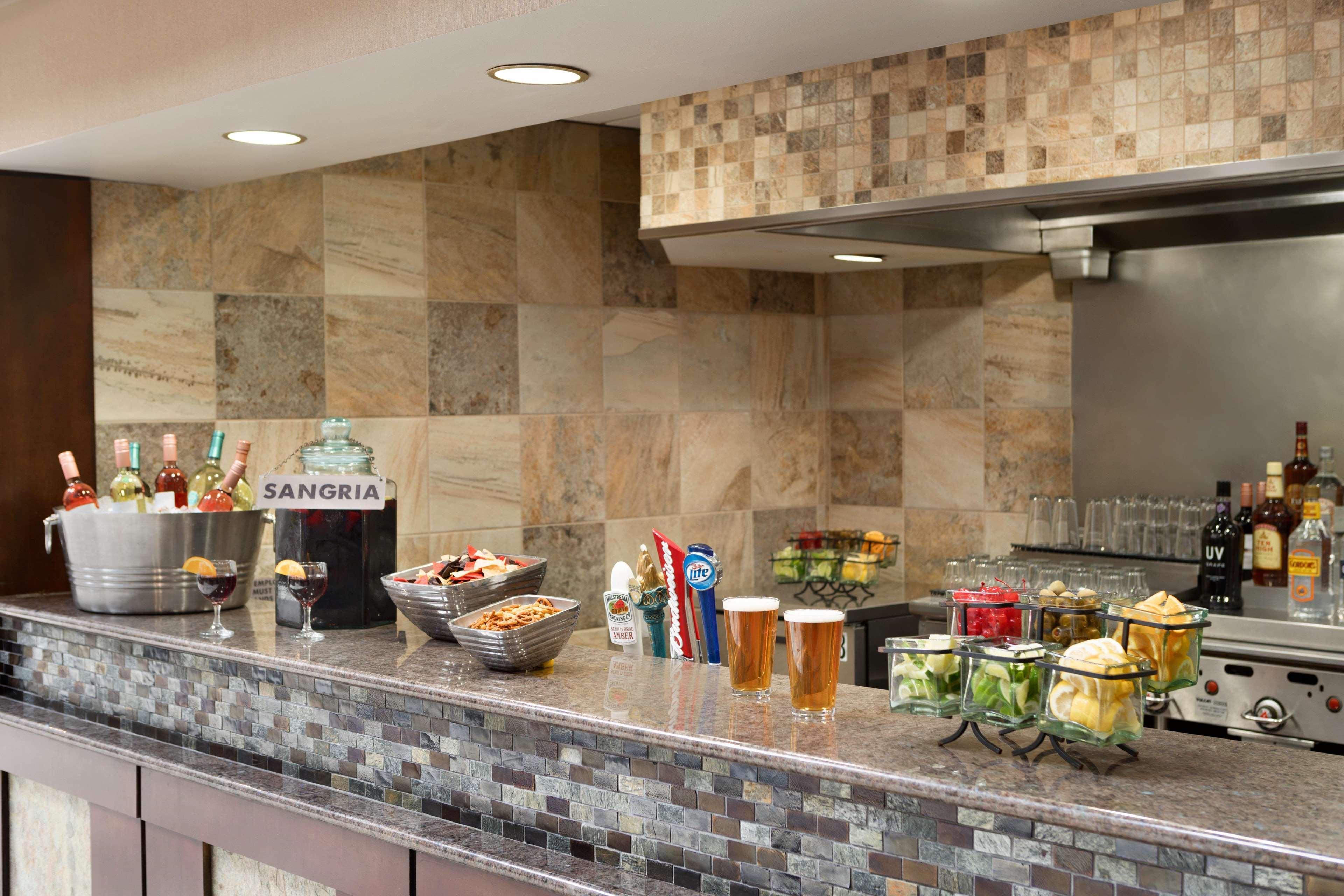 Embassy Suites Des Moines Downtown Екстериор снимка