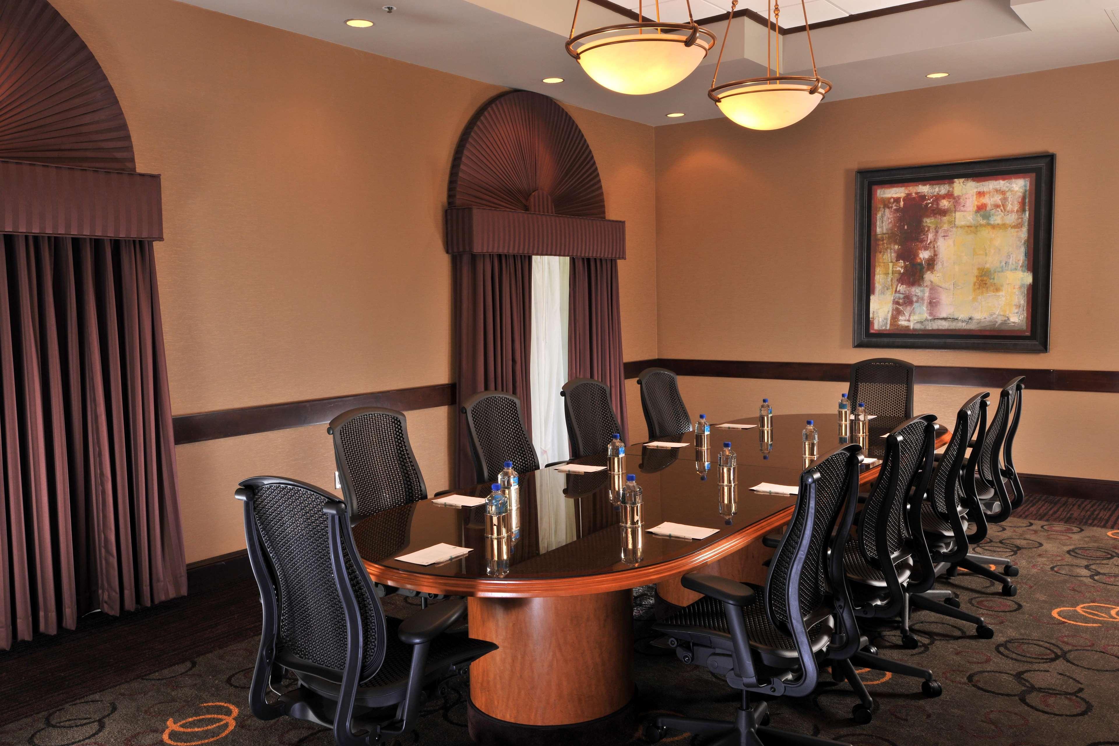 Embassy Suites Des Moines Downtown Бизнес снимка