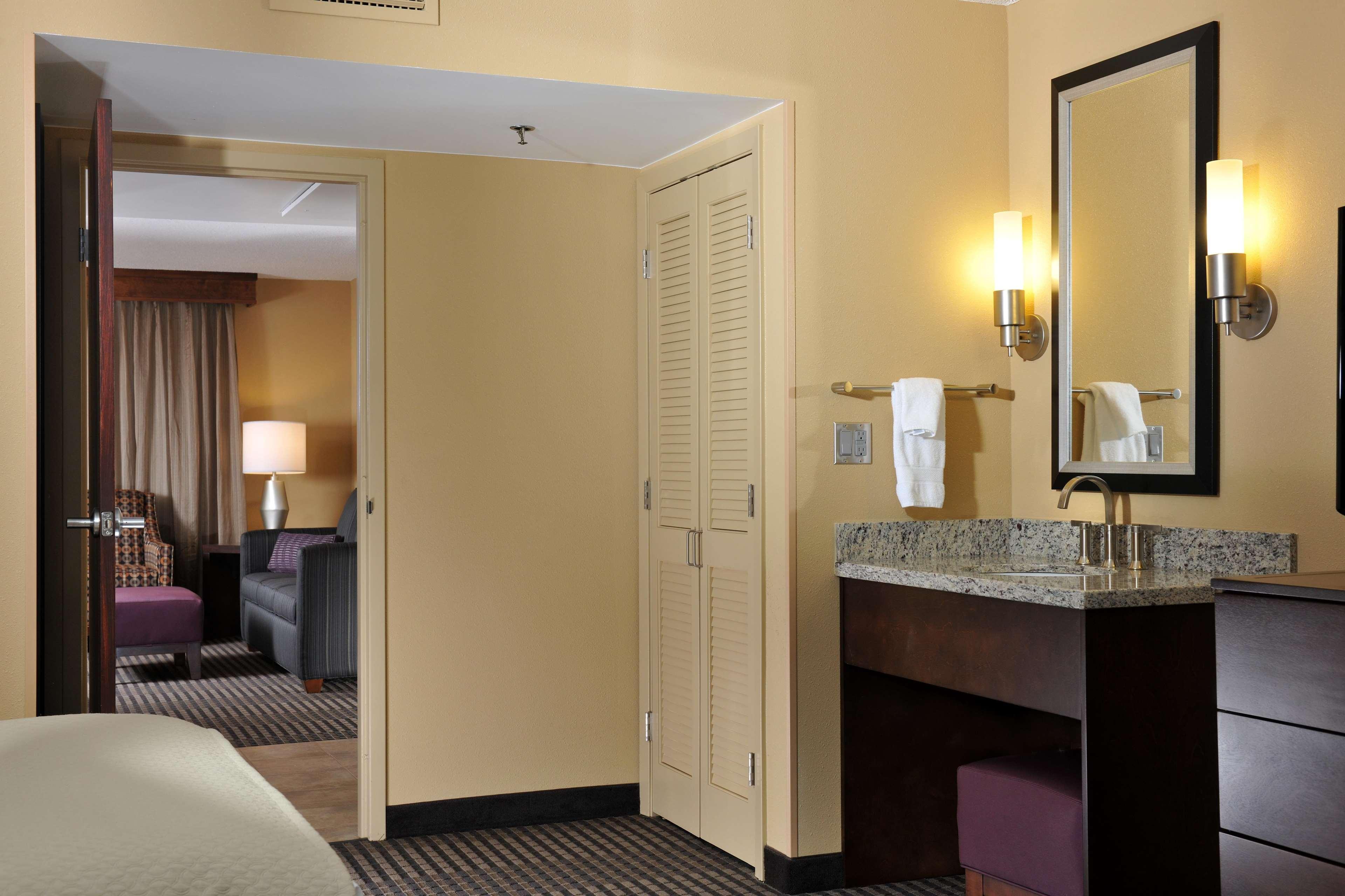 Embassy Suites Des Moines Downtown Екстериор снимка