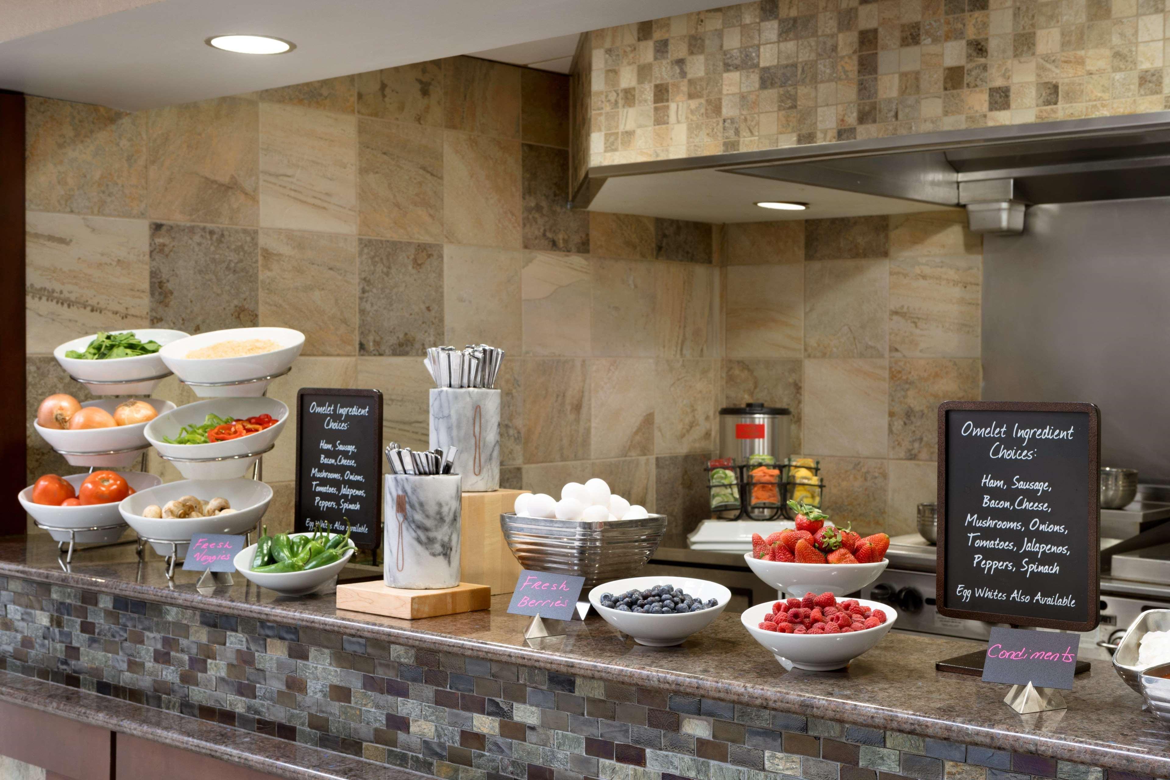 Embassy Suites Des Moines Downtown Екстериор снимка