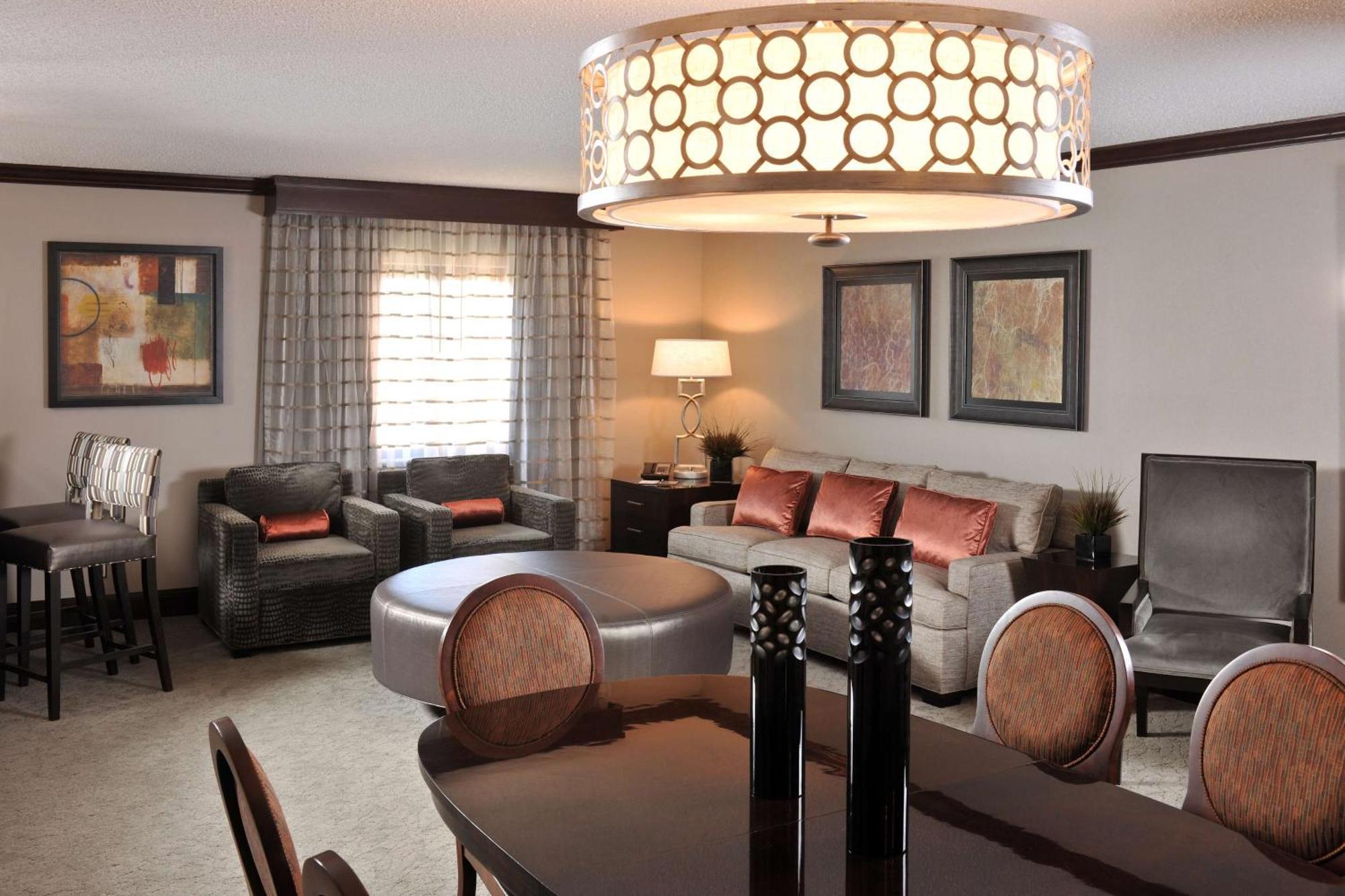 Embassy Suites Des Moines Downtown Екстериор снимка