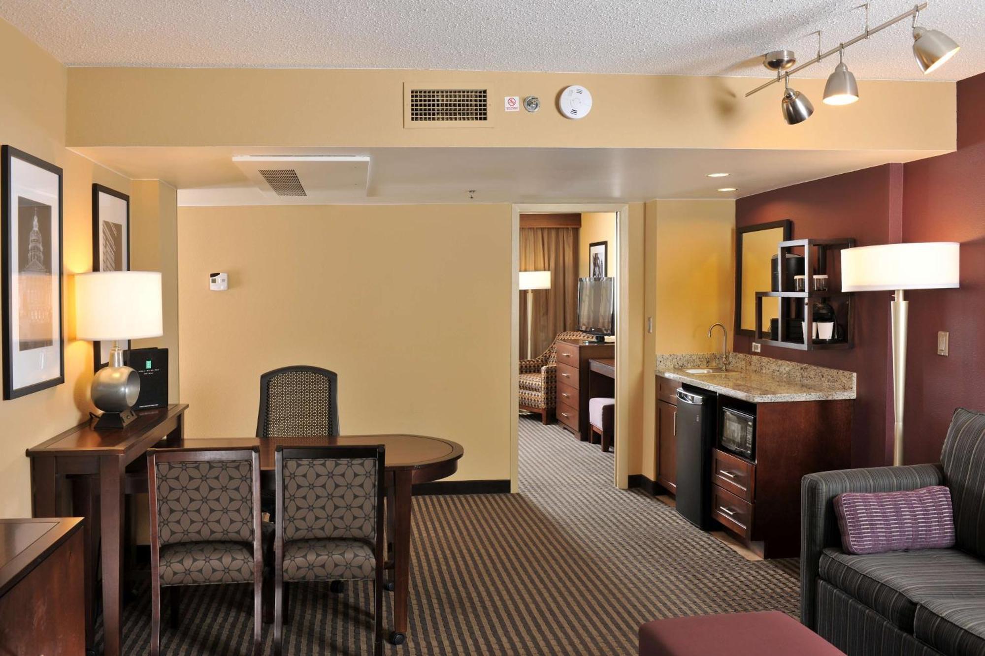 Embassy Suites Des Moines Downtown Екстериор снимка