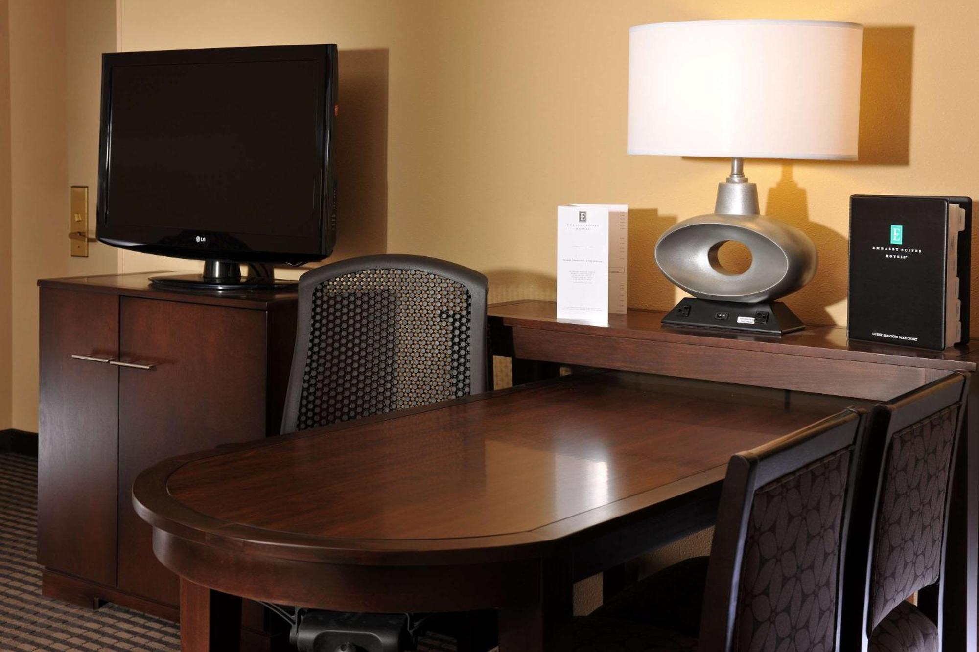 Embassy Suites Des Moines Downtown Екстериор снимка