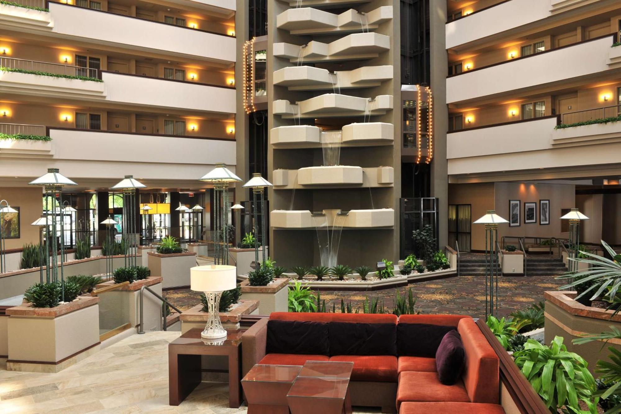 Embassy Suites Des Moines Downtown Екстериор снимка
