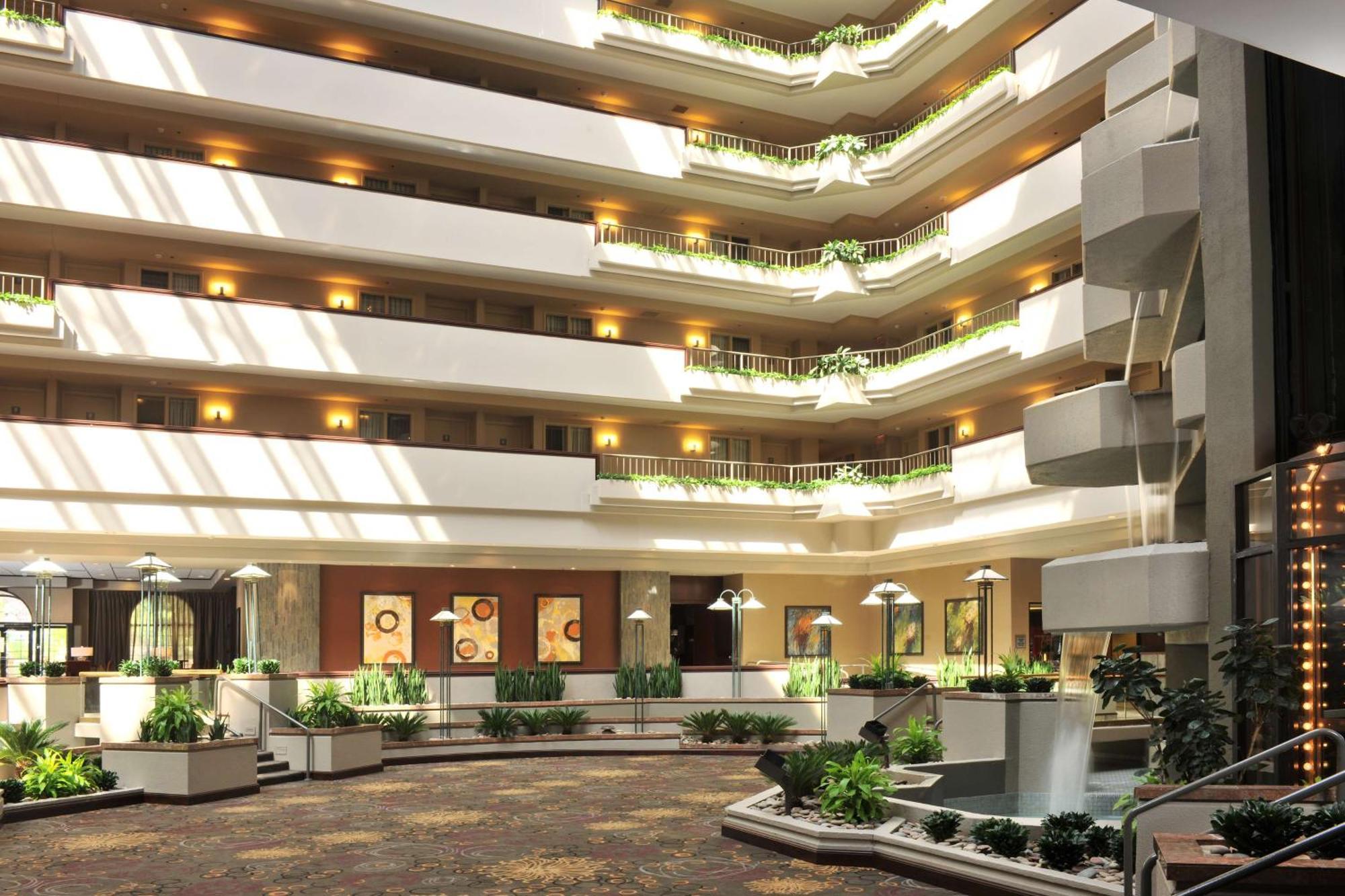 Embassy Suites Des Moines Downtown Екстериор снимка