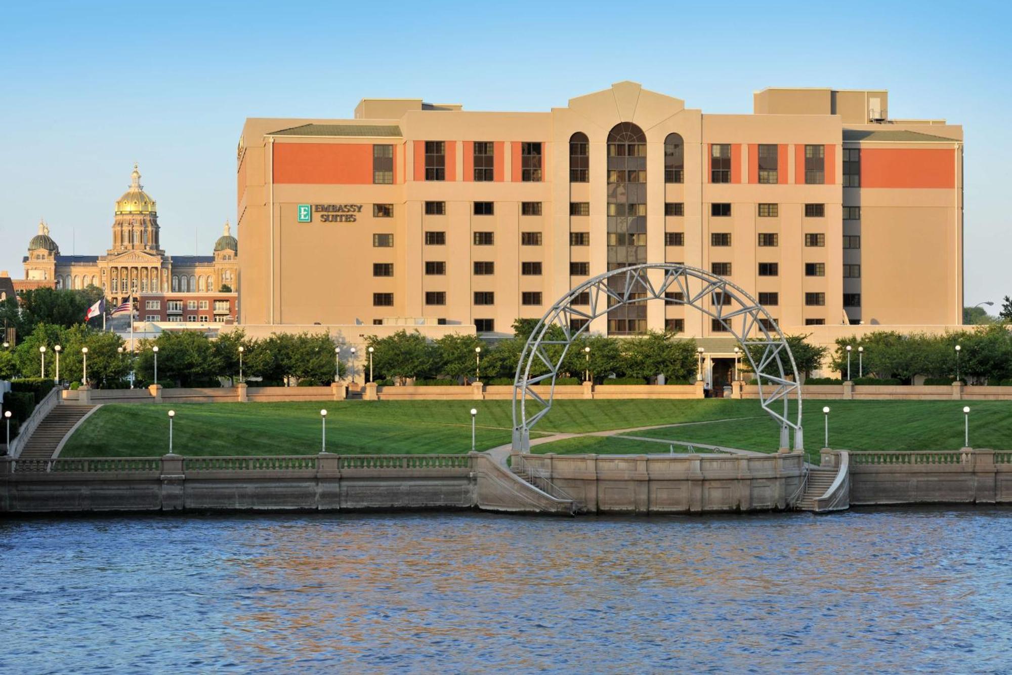 Embassy Suites Des Moines Downtown Екстериор снимка